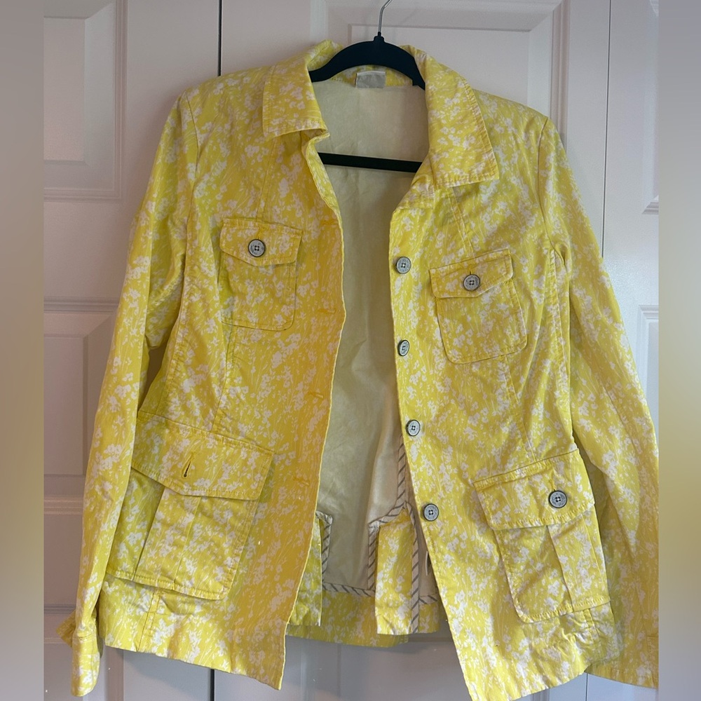 Cabi mid weight jacket in a gorgeous yellow pattern! Size S.